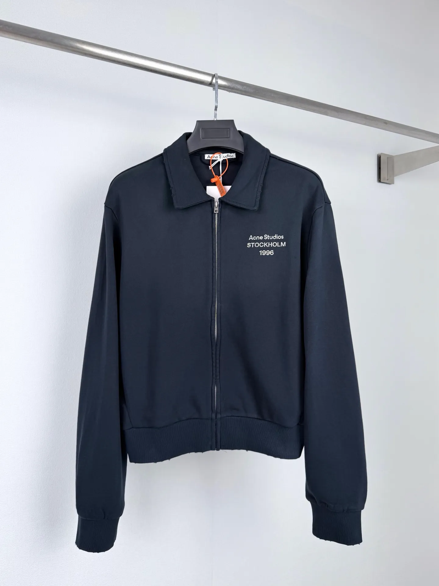 Acne Studios logo-printed distressed jacket, custom-made Twilight Cloud woven fleece, fine and plump, soft and skin-friendly, charcoal matte black ready-to-wear, delicate velvet feel spreads out in a calm background, revealing an unobtrusive sense of relaxation and luxury. The neat lapel connects to the full-zip placket to outline a simple and elegant silhouette. The Acne Studios logo stamp is engraved on the front, and the Retro imprint wraps up the natural old texture in every square inch. Writing a chapter that traces the origin of the brand rooted in Stockholm. The ribs tightly lock the cuffs and hem to stabilize the silhouette of the body. The short loose version is free and easy. Abandon unnecessary carvings. Use simple outlines and Retro imprints to interpret the unique Nordic philosophy of quiet luxury dressing. Process 1: Imported paddle hollow printing process. Imported paste is matched with hollow screen fixed-point scraping printing. The pulp layer is transparent. The pattern has its own mottled and broken texture. Excellent fastness and not easy to crack, restores the worn texture of Retro. Process 2: Gradient aged spray process. By spraying dyes of different colors on the surface of the fabric, the clothes can show rich color changes under different lights and increase the visual layering. Process 3: Positioned manual fraying. Local friction and wear on the fabric through manual operation. The surface of the fabric will form a natural damage effect. Time-consuming and labor-intensive. Daily output is low. Process 4: The fabrics have been fermented and washed. The texture is better and not easy to deform. Not easy to shrink, not easy to fade, maintain long-term beauty Accessories: Customized 1:1 Acne zipper Customized 1:1 Acne trademark Version: Loose version Size: S M L XL
